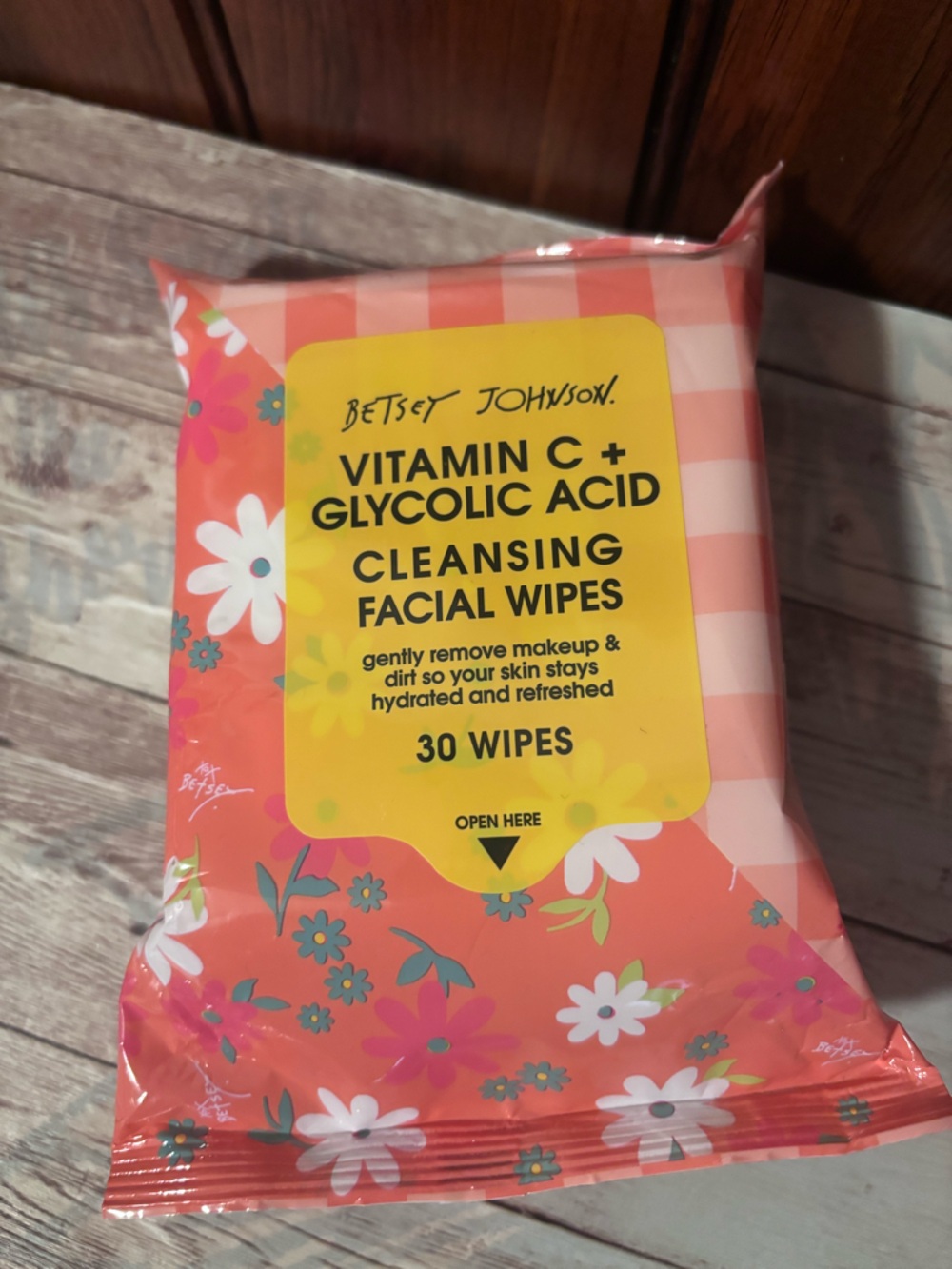 Betsey Johnson Vitamin C + Glycolic Facial Wipes